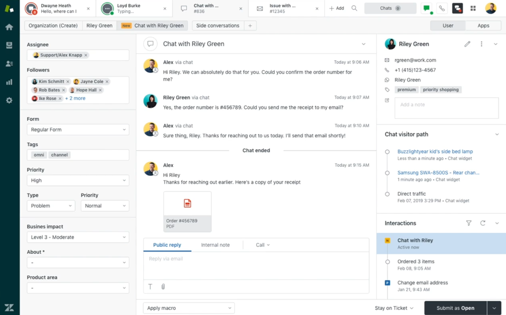 Spațiul de lucru al agentului Zendesk care arată o conversație despre un tichet cu detalii despre client