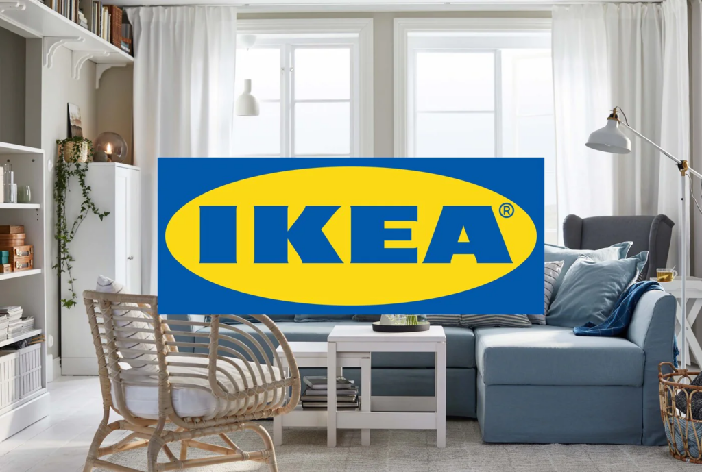 Imagine a logo-ului Ikea prezentând și mobilierul lor