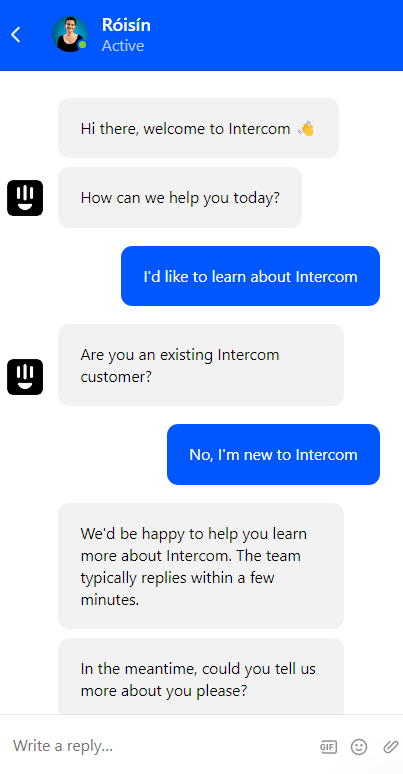 Client având o conversație cu chatbot-ul Intercom