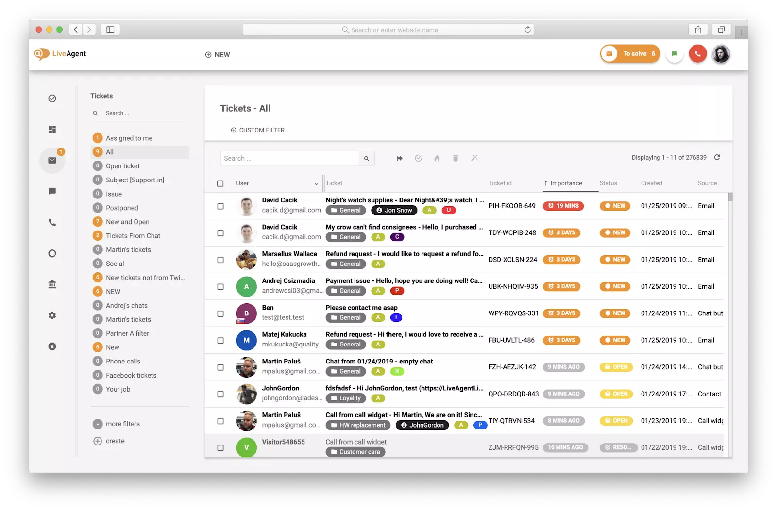 Inbox unificat LiveAgent care arată toate ticketele sortate și categorisite pe canale, cu indicatori de prioritate și stare