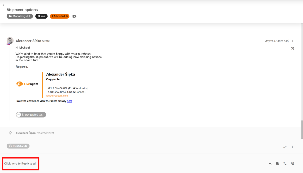 O imagine care arată o schimbare în locația butonului Răspunde și Răspunde tuturor în sistemul LiveAgent