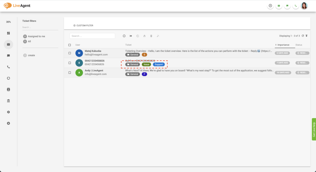 Imaginea arată diferite etichete legate de un bilet de client în inbox-ul universal