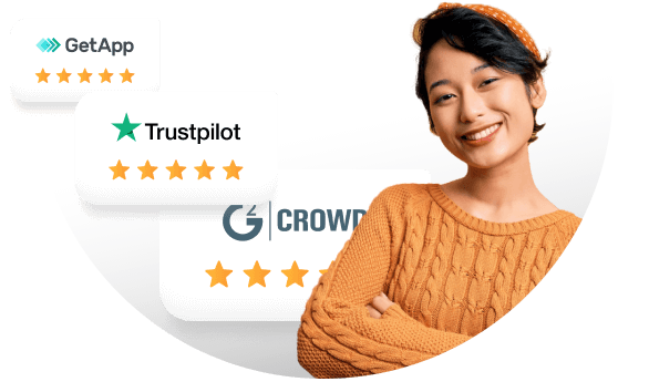 Femeie zâmbitoare cu recompense lângă ea.