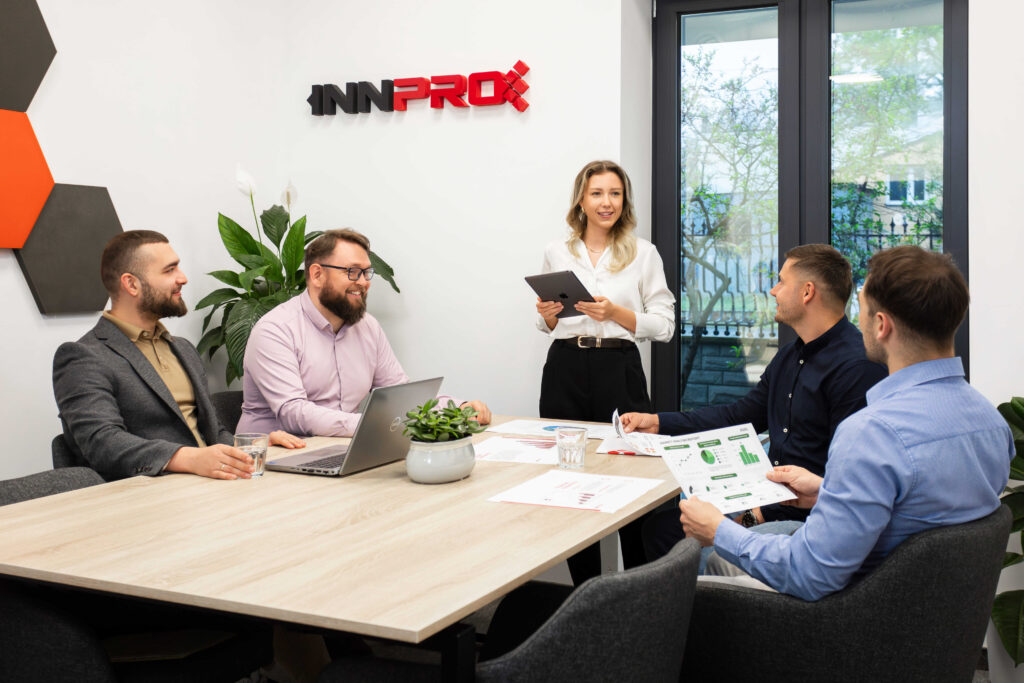 Echipa INNPRO în birou